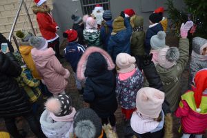 grupa dzieci przed Mikołajem