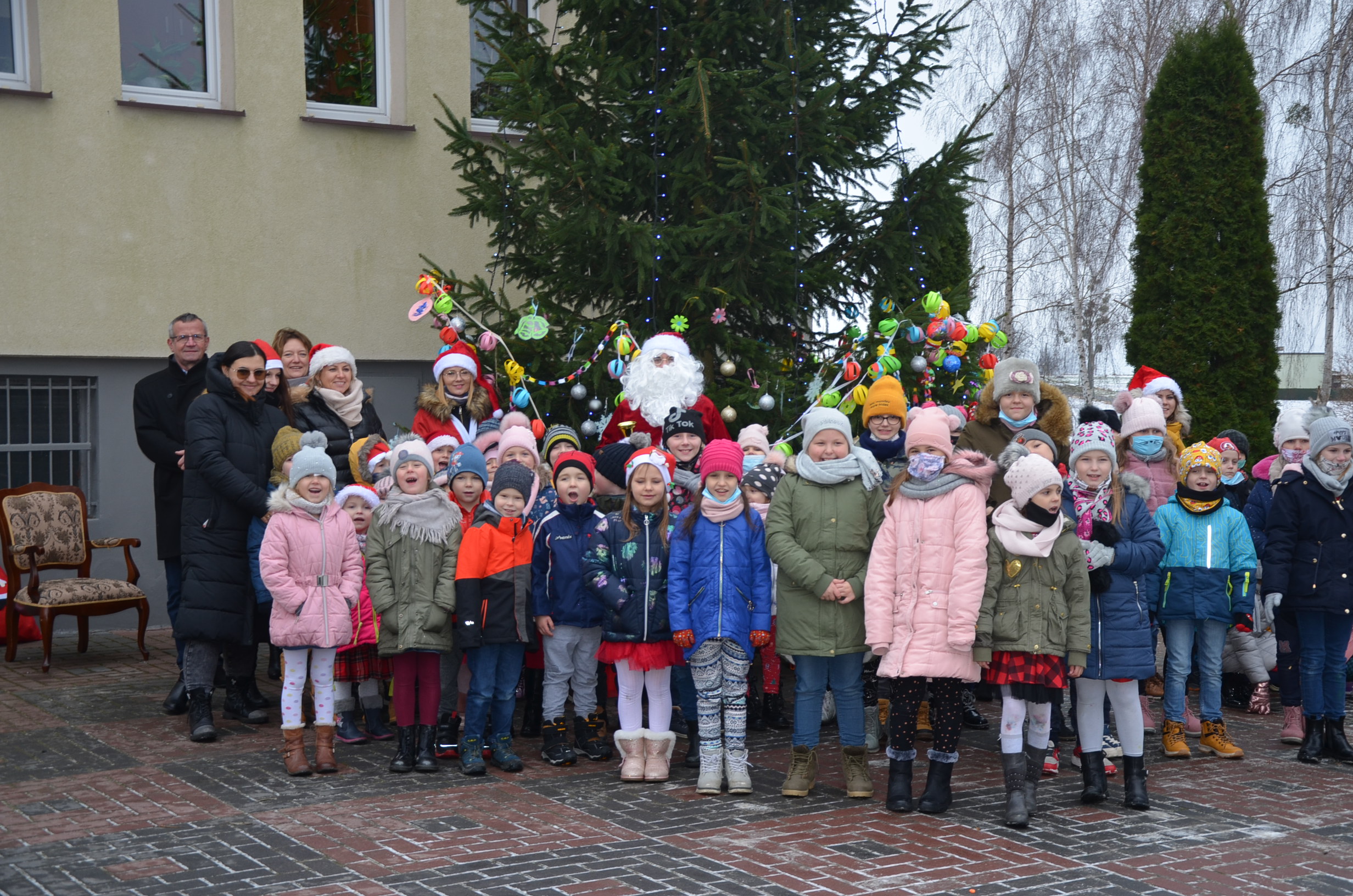 Mikołajki przed Urzędem Gminy